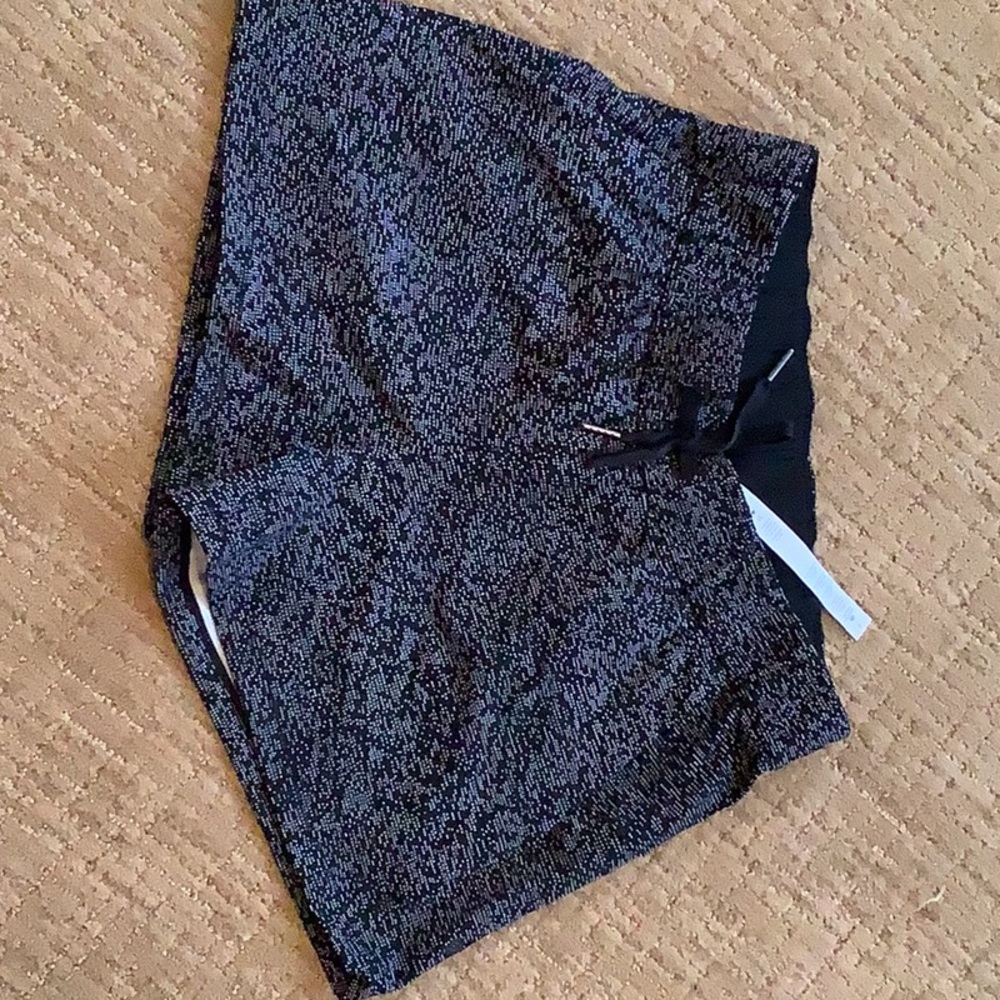 Lululemon On the Fly shorts in Soundwave White / Black size 6